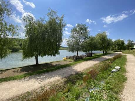 Lac Carla Bayle : activités nature et détente autour du lac